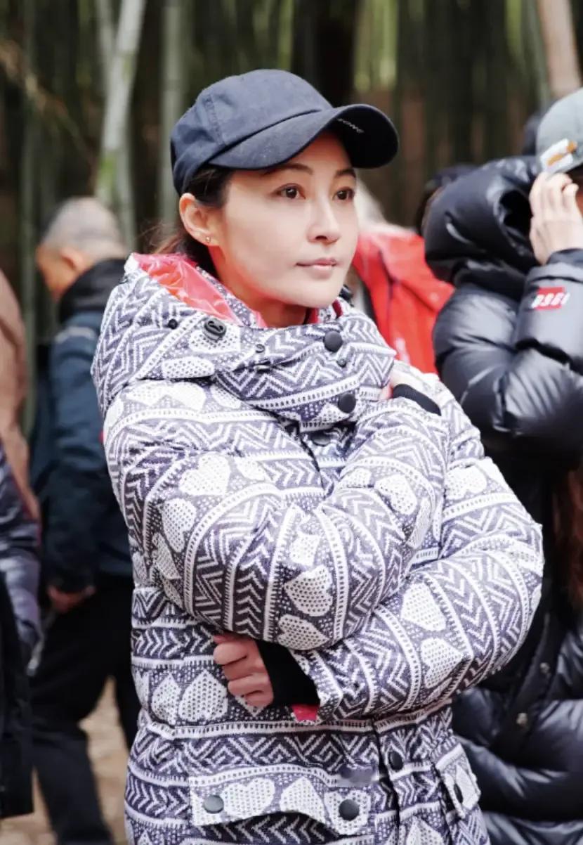 这是不是步文章的后尘啊！姚笛转行做导演了。还真像模像样，姚笛华丽丽转身，再不是娇