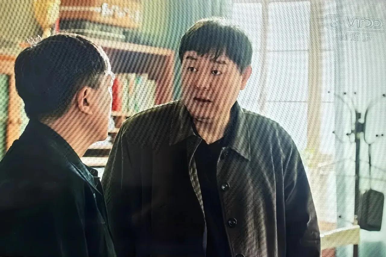追剧《刑警的日子》  该剧中的黄队这个角色演得真不咋的，身材又高又胖，也没看他干