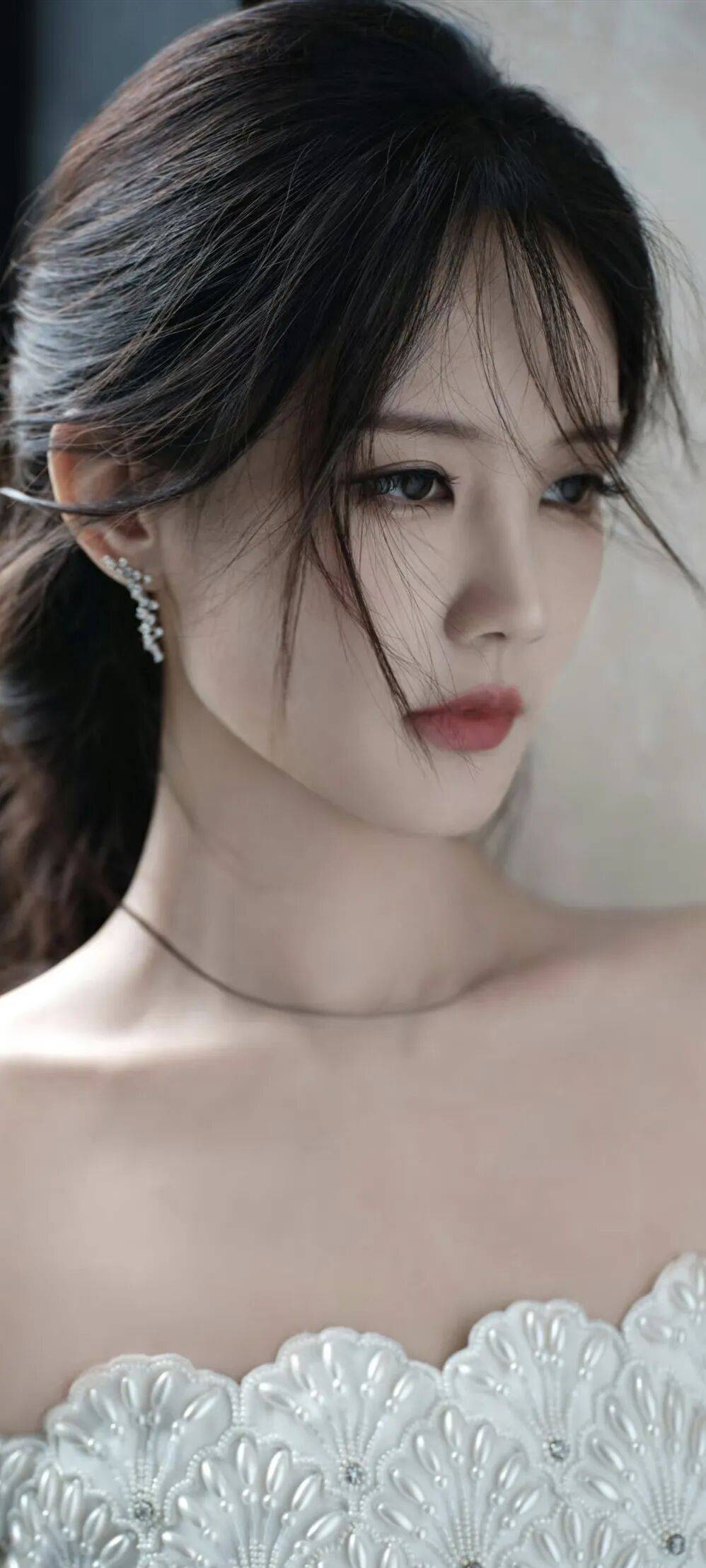 李一桐金枝神女造型 金饰缠发衬得眉眼如画，一袭流光纱裙仙气飘飘，神女降世既视感拉