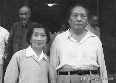 1968年，有一天，毛主席突然发现大家对李讷非常尊敬，士兵看见李讷，还向她行军礼