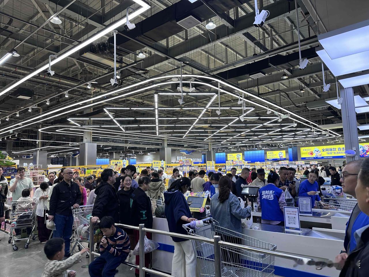 前几天不管是宣传广告纸还是各个平台的小视频，都在告知昨天宜兴鲸喜仓重装开业，然后