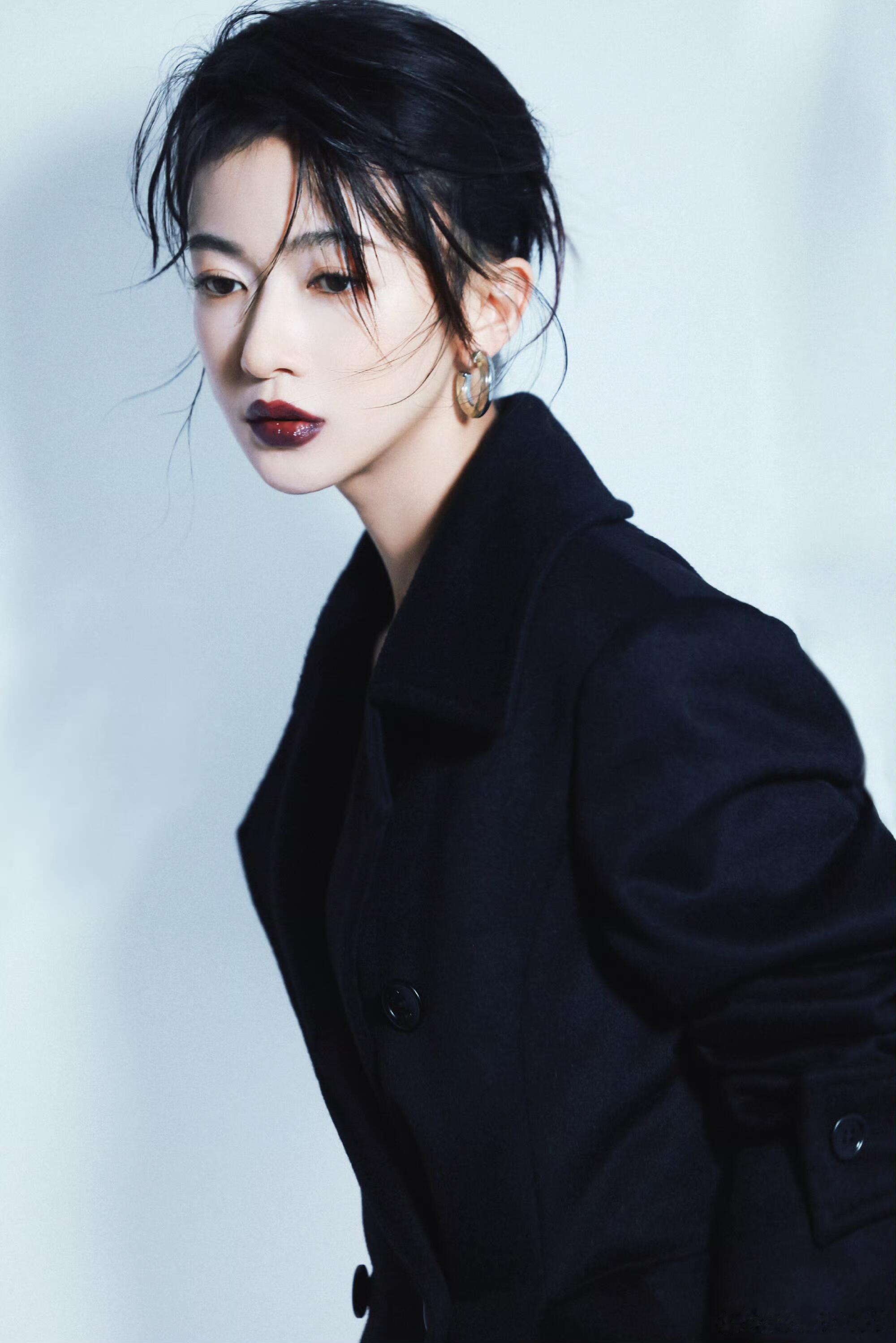 不是谁都能驾驭这种暗黑系妆容的吧，好酷好适合吴谨言，整个人显得更白了吴谨言全面复