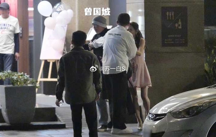 媒体直击杨千霈庆祝43岁生日派对🎂她自己也晒出了多张内场合照👇图二三：戴帽子