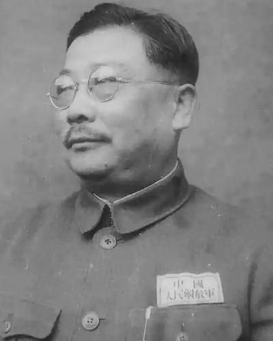1931年4月27日，李克农来到钱壮飞妻子张振华住房的窗户下，脱了裤子就开始撒尿
