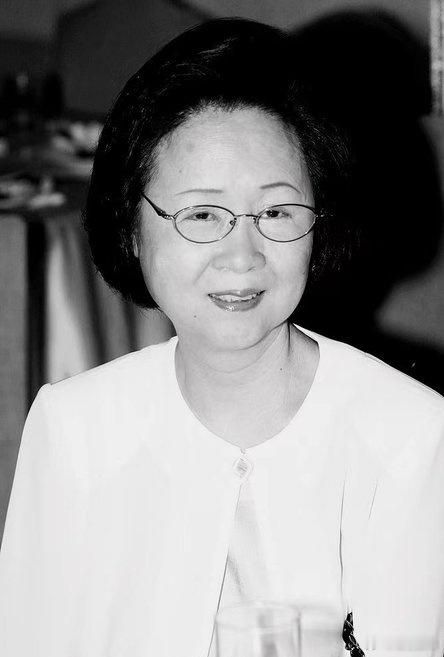 啊？琼瑶在家自杀身亡，享年86岁[蜡烛] 