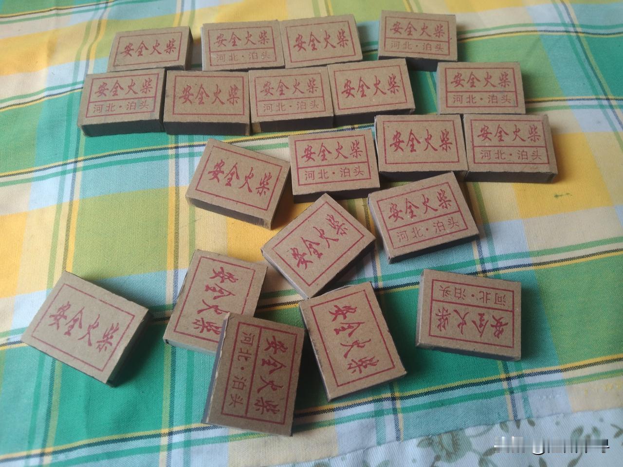 牛皮纸的粗糙，红字的斑驳
都在诉说一个远去的年代
那时一根火柴就能暖热一整个冬天