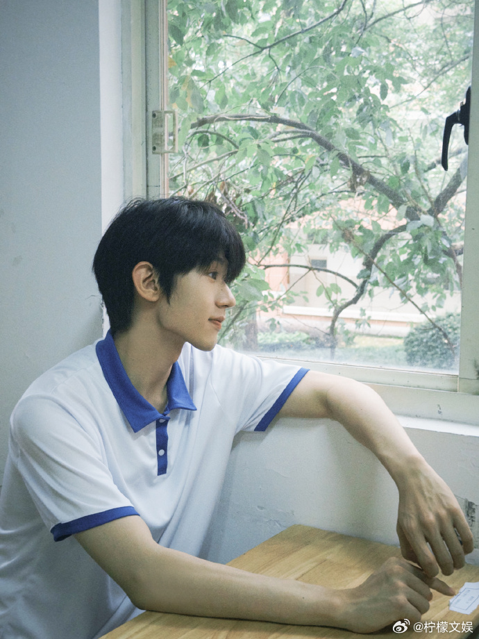 吴俊霆我那白月光学长谁给吴俊霆递一个校园本吧 笑起来的样子真的是明媚又灿烂呀，瞬