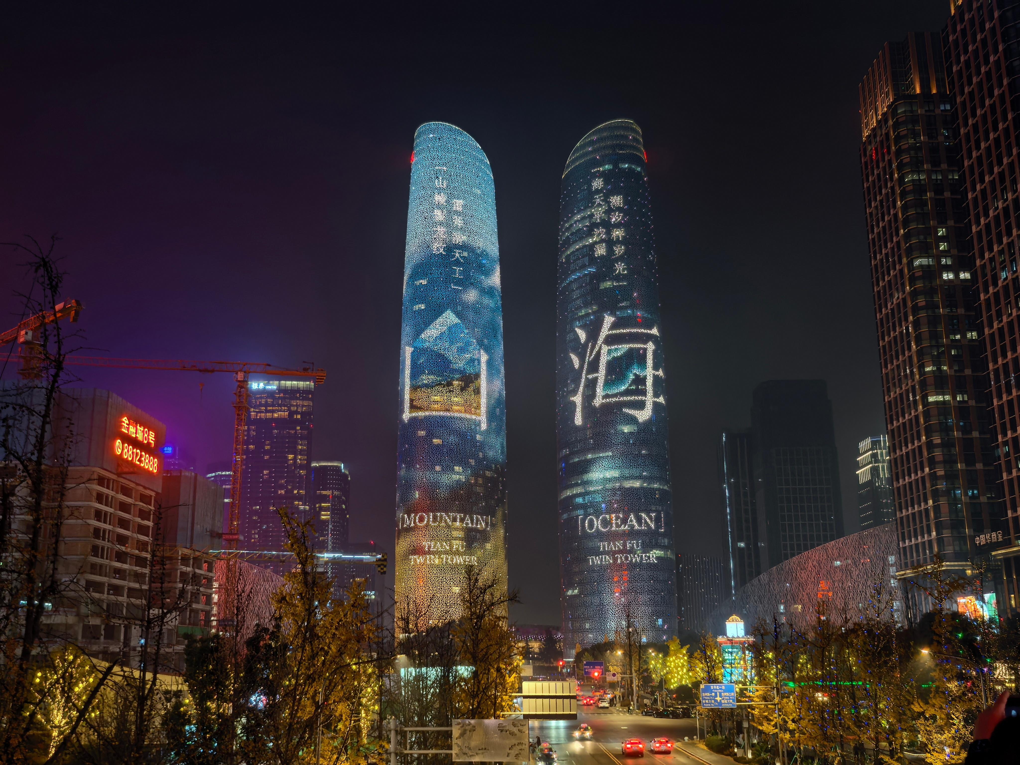 成都这个双子塔的光化做的也太牛逼了 