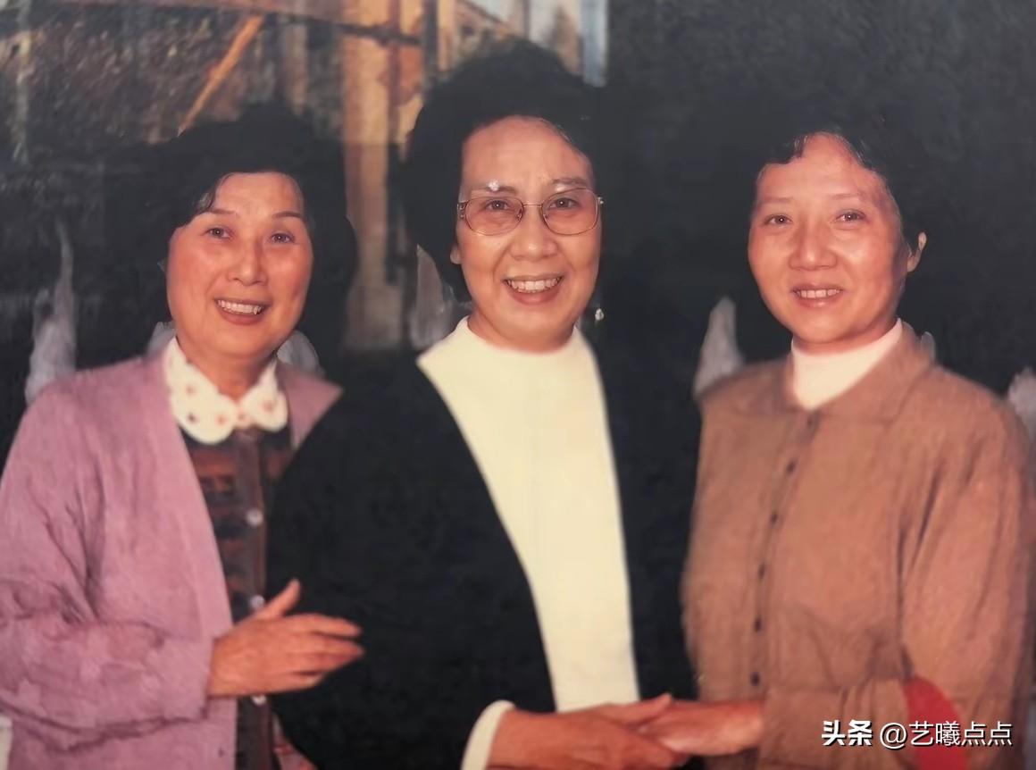 戏迷朋友一眼就可以认出：左一二是越剧宗师傅全香和袁雪芬，右一这位越剧名家是谁呢？
