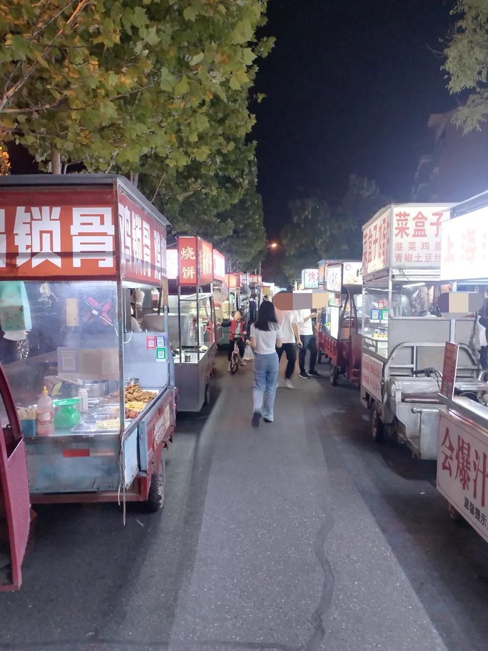 合肥地摊占道经营已经成为合肥特色
没有管理的城市，哪有好的环境呢？
地址：合肥大