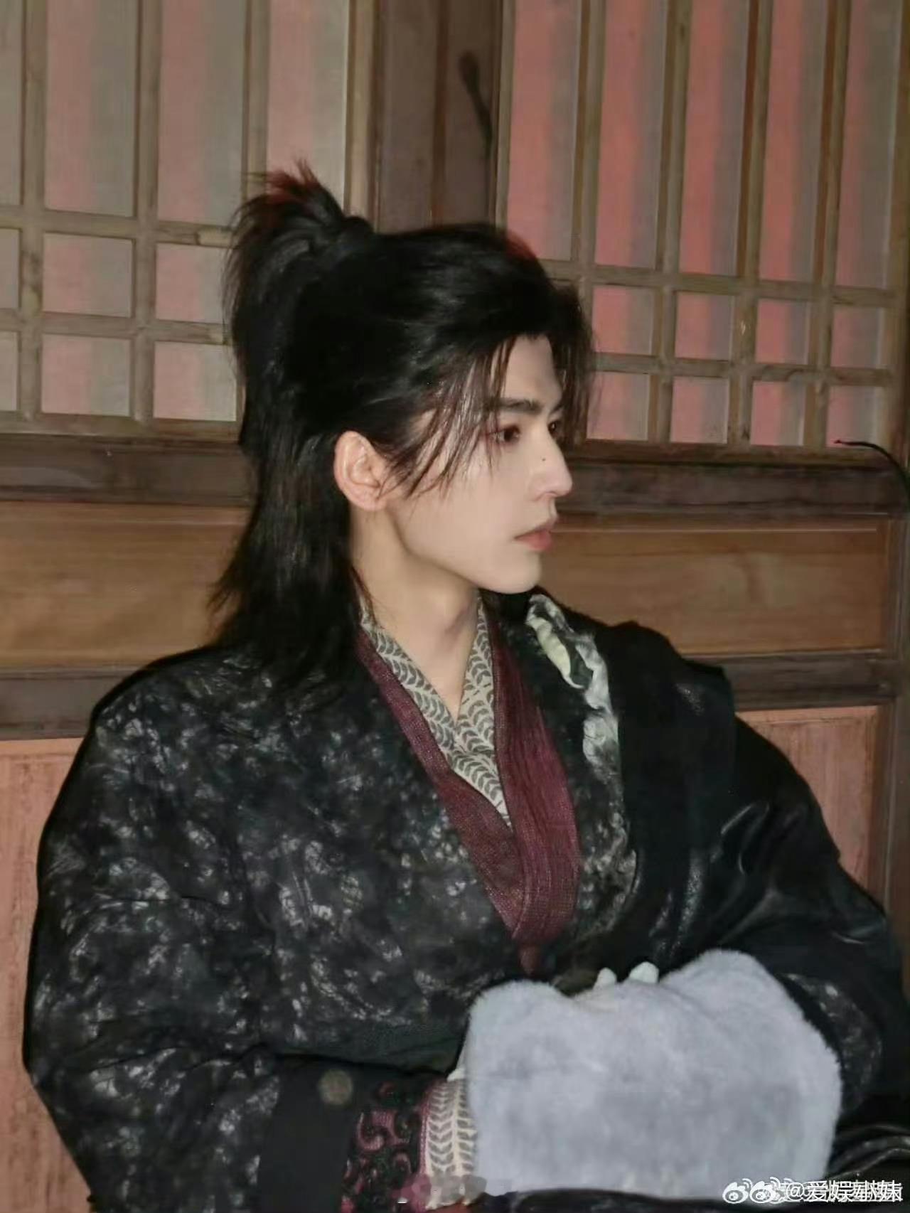 张凌赫烟绫贵公子 烟绫的柔美和张凌赫的俊朗碰撞出奇妙火花，贵公子的既视感扑面而来