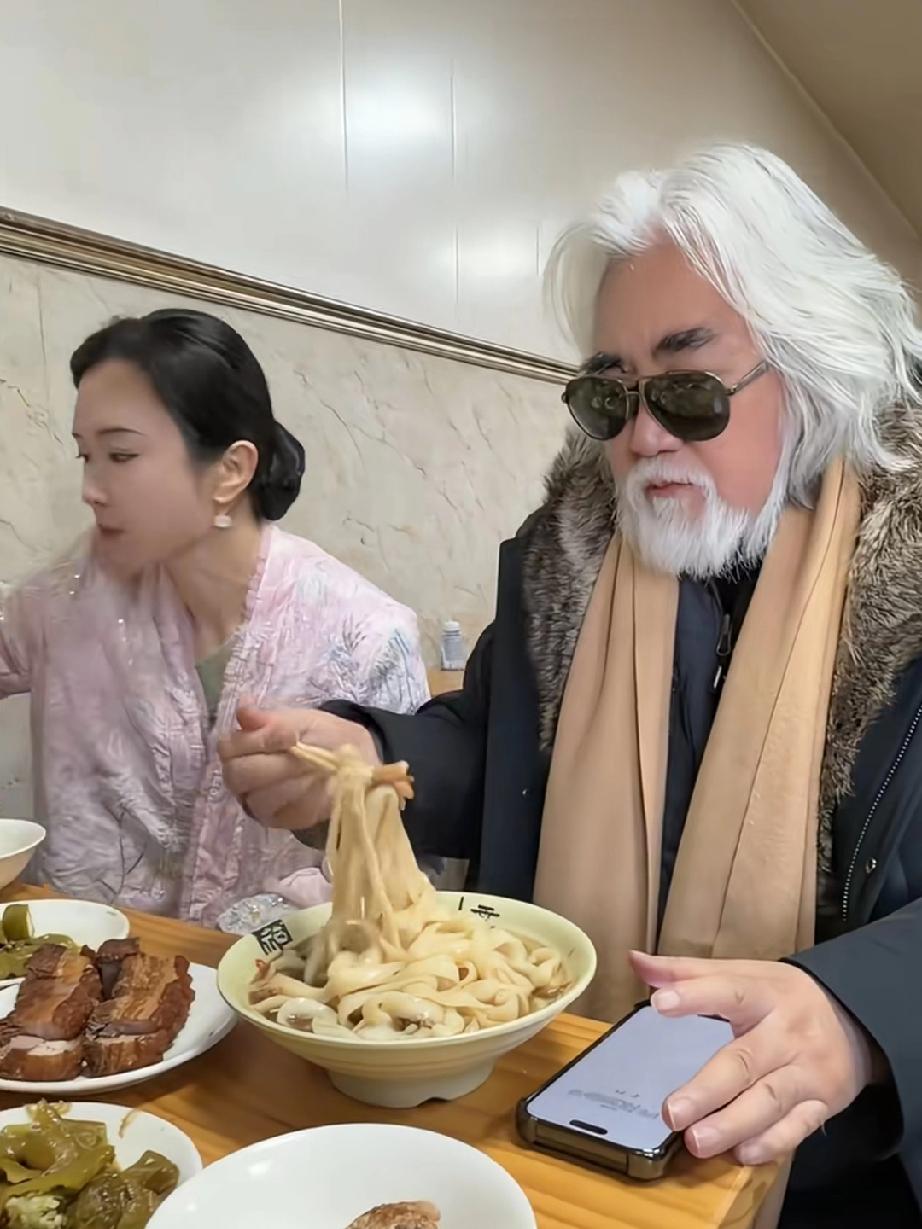 张纪中陪着家人朋友一同用餐，虽是一顿家常饭，众人却吃得十分欢畅。丈母娘一头白发，