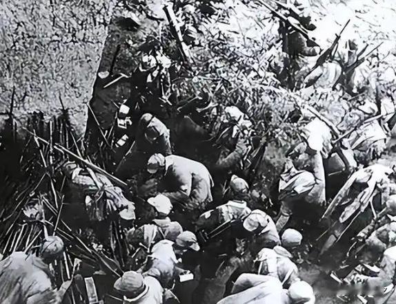 杜聿明下令枪决7名解放军，他突然站出来阻止，多年后他感激涕零。


1948年深