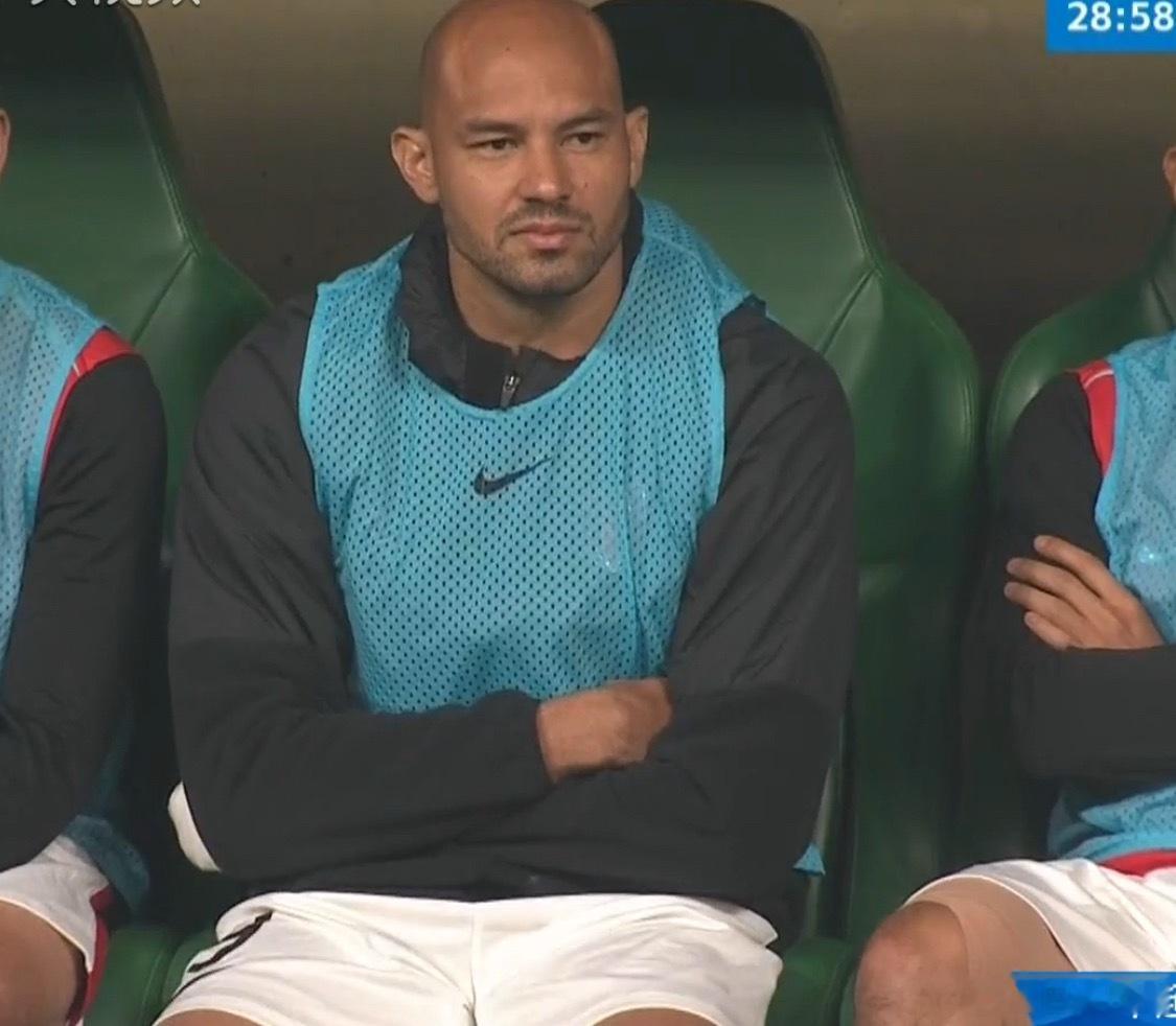 成都蓉城上半场踢得相对保守，求稳，自己的攻势效果不好，也没给北京国安什么机会。下