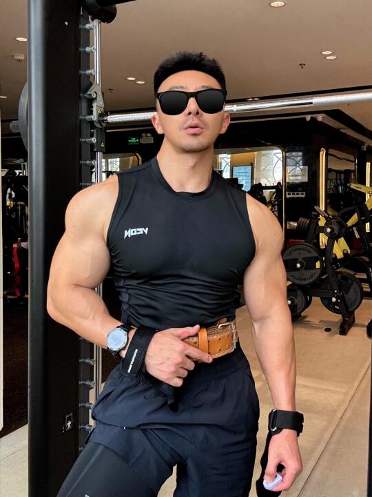 来和体育生肌肉哥哥1⃣️起练大胸肌吧