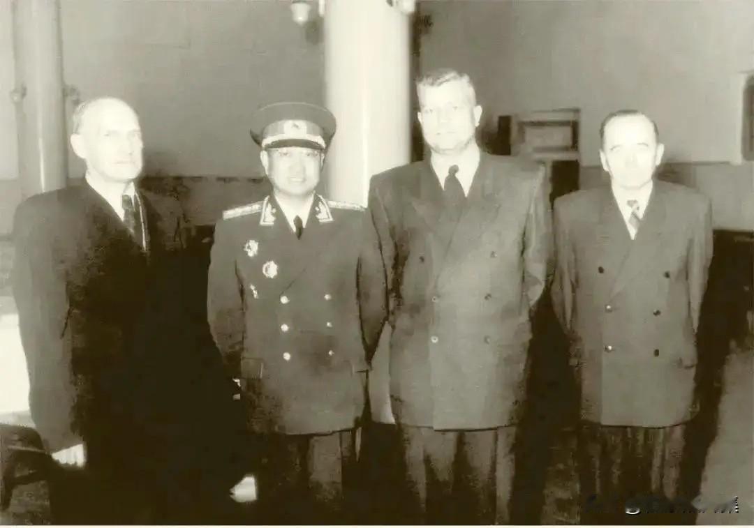 1955年冬，哈尔滨军事工程学院（哈军工）省军区礼堂校尉级军官举行的授衔仪式结束