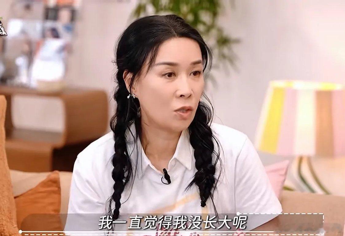 那英说：“那时候我看个喜剧都潸然泪下，没事就哭。”李静好奇了，问：“你知道那个时