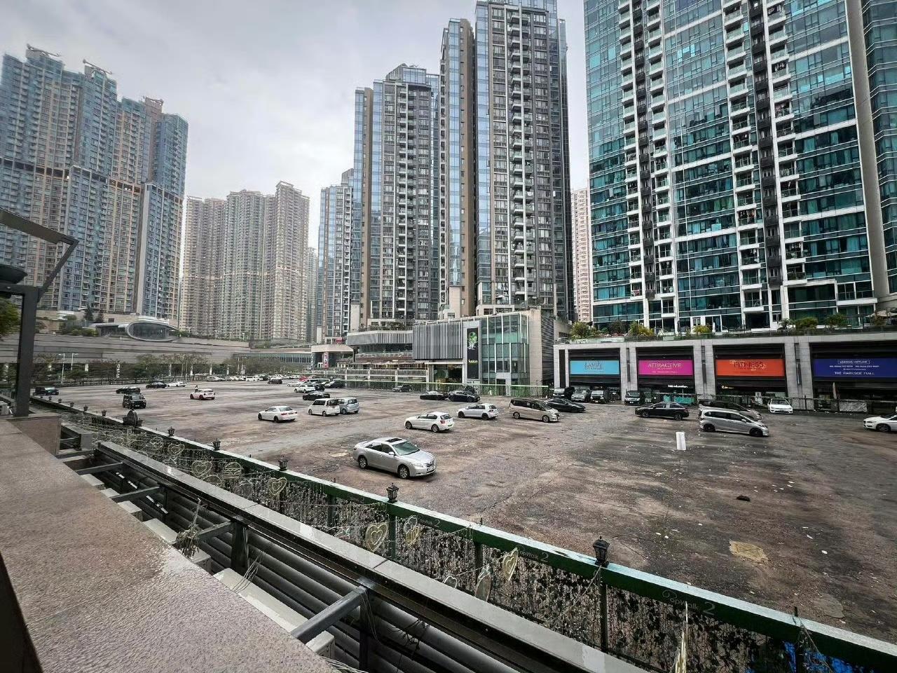 将军澳中产小区的露天停车场要改建了。

原本这里停车大约2500-3500/月，