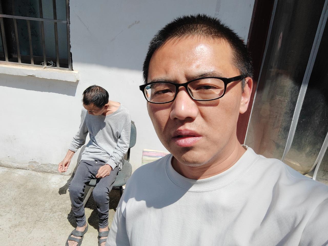 我爸爸是一个认知比较低的人，我快受不了他了，我想离开他，我很想马上买火车票走人，