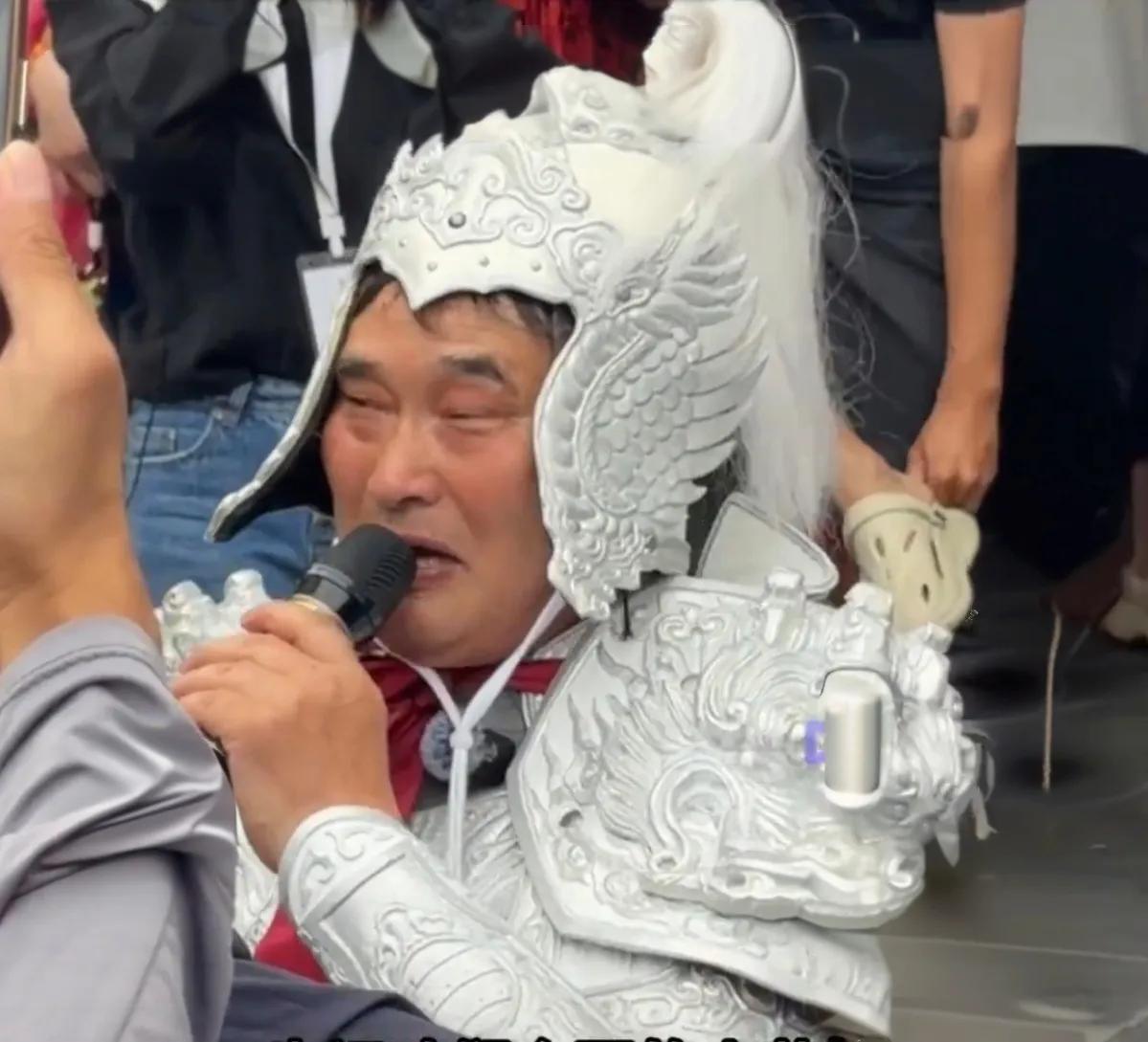 大衣哥朱之文再次化身“南天门大将军”，在泰山为高考学子祈福！

这一幕发生在20