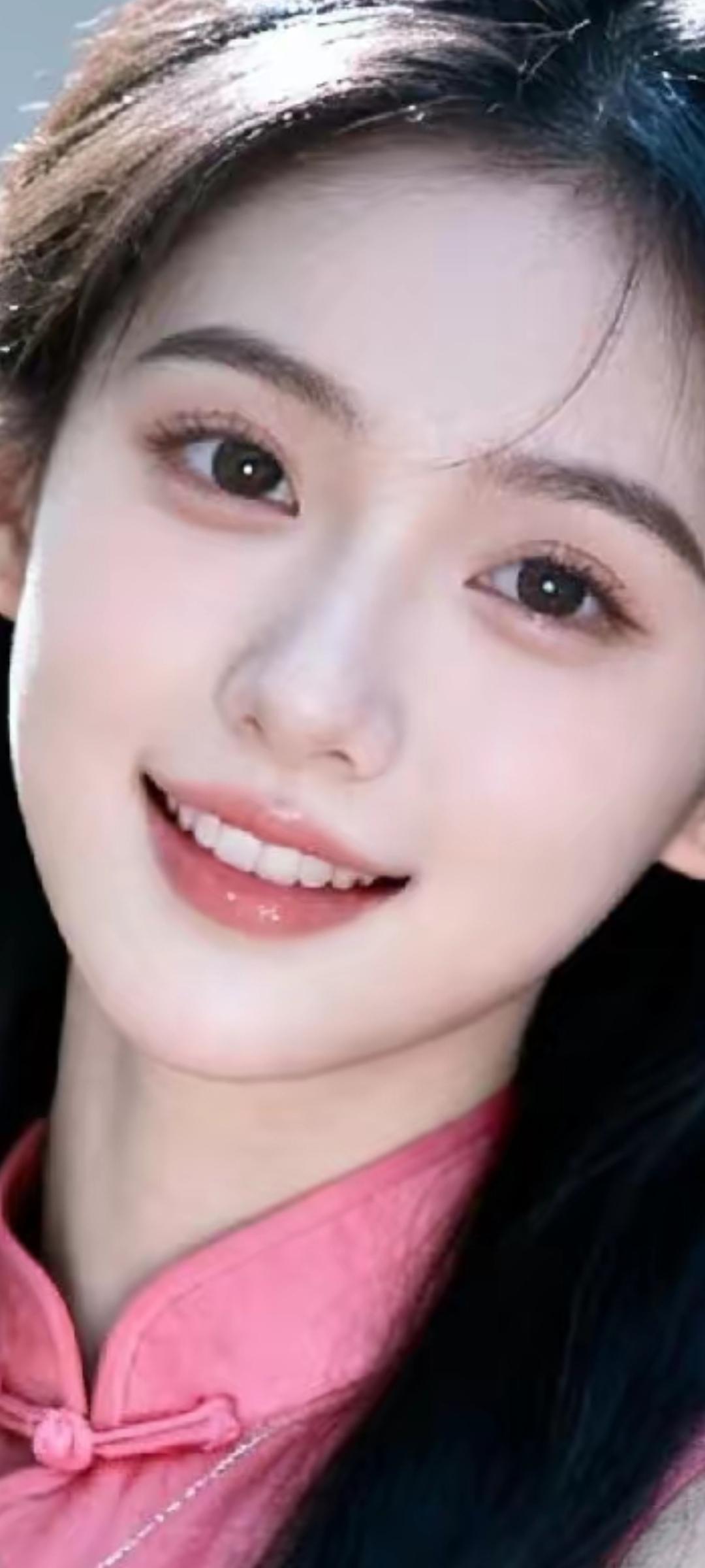 元气少女微笑照，粉色上衣甜美可人！😊✨