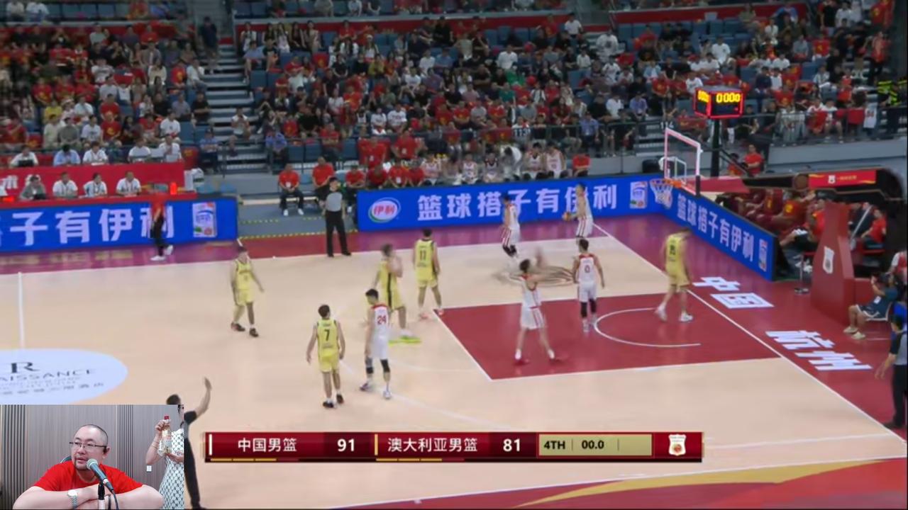 【昨晚中澳男篮热身赛在杭州AI 体育中心篮球馆激烈上演，整场比赛双方打的非常激烈