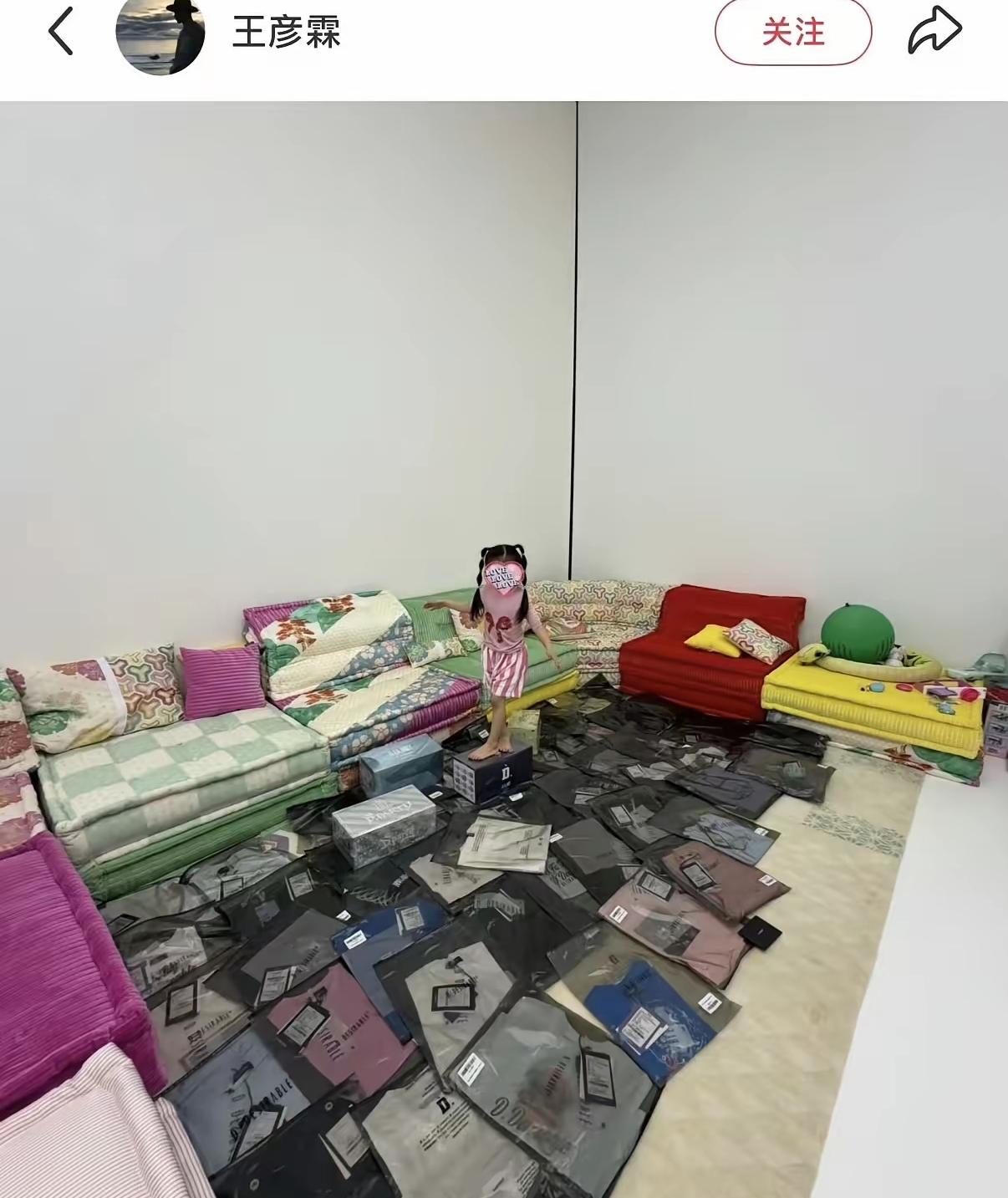 这也太夸张了吧
谁说明星交朋友只做表面功夫，
王鹤棣待人的真心根本藏不住。

 