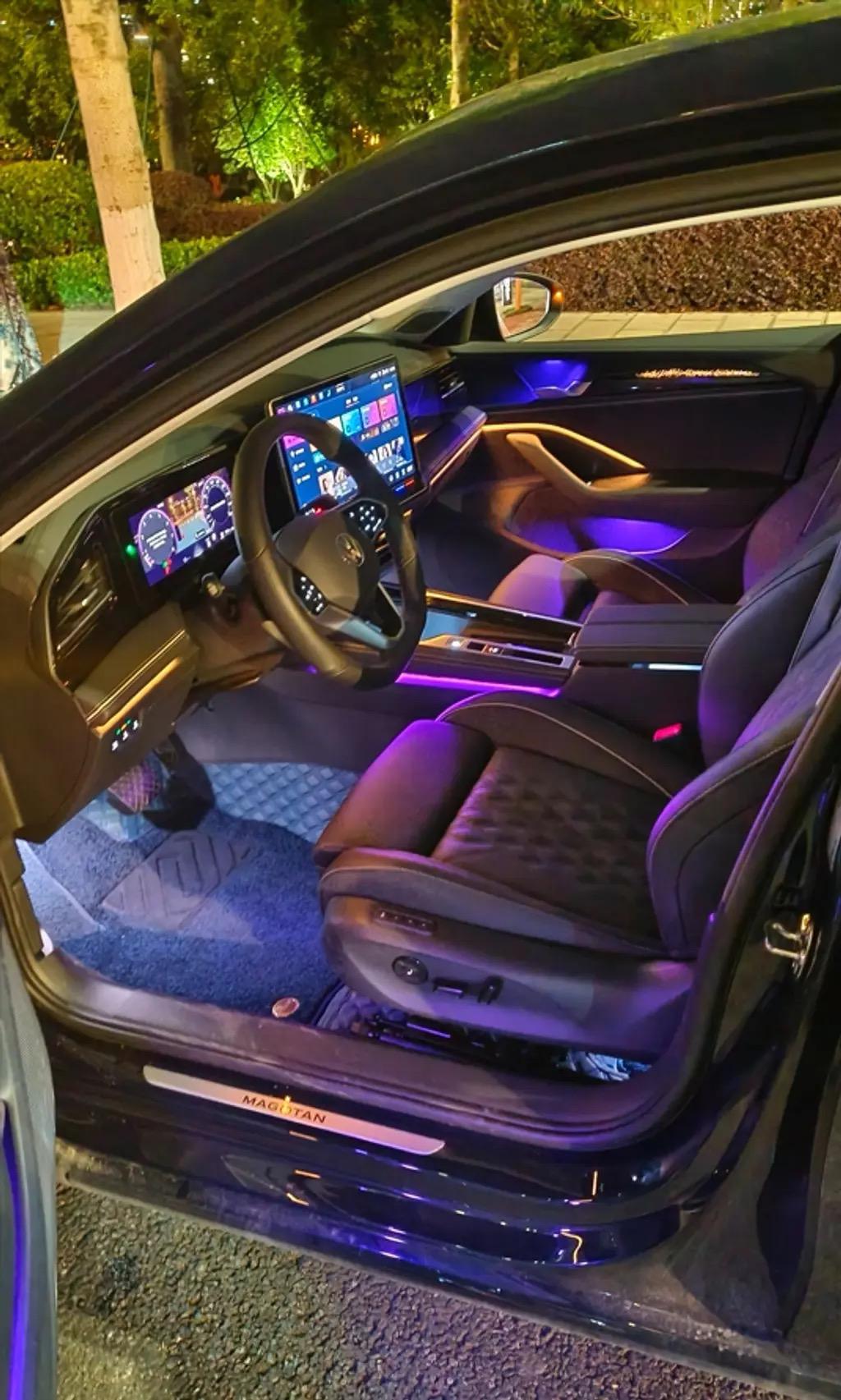 自己动手加装车内氛围灯，核心要兼顾安全性与适配性，而非单纯追求灯光效果。我试过两