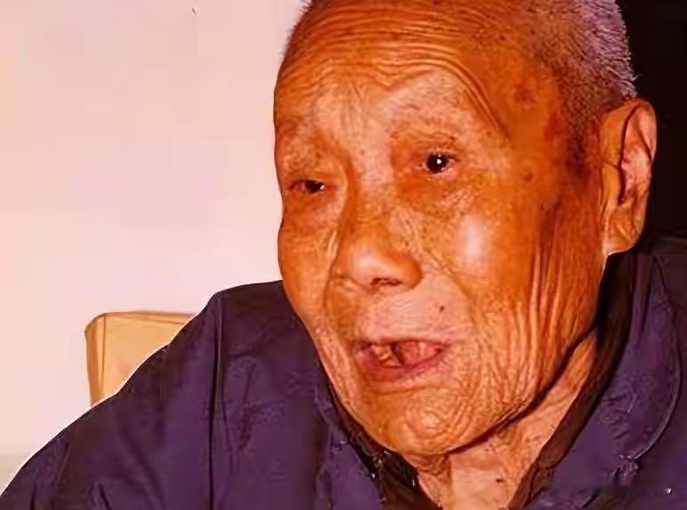 中国最后一位太监孙耀庭自述：晚上伺候娘娘时，鞋底必须藏苍耳
 
在很多人的印象里