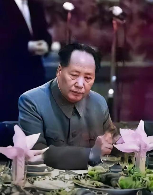 1950年2月，毛主席访苏归国途经哈尔滨。地方领导本想用丰盛晚宴和豪华别墅来表达