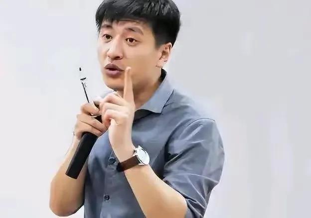张雪峰原名张子彪，原来的名字真的不好听，不响亮，还有很多名人改过名字，但是最后一