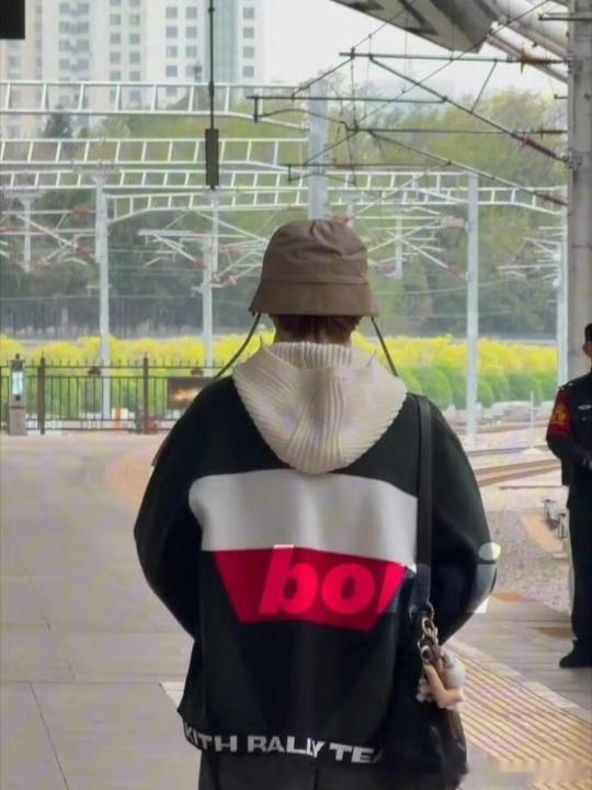 鹿晗还是那么喜欢大玩具！有人在沙滩上拍到他骑摩托的路透，那个画面太戳我了——小小