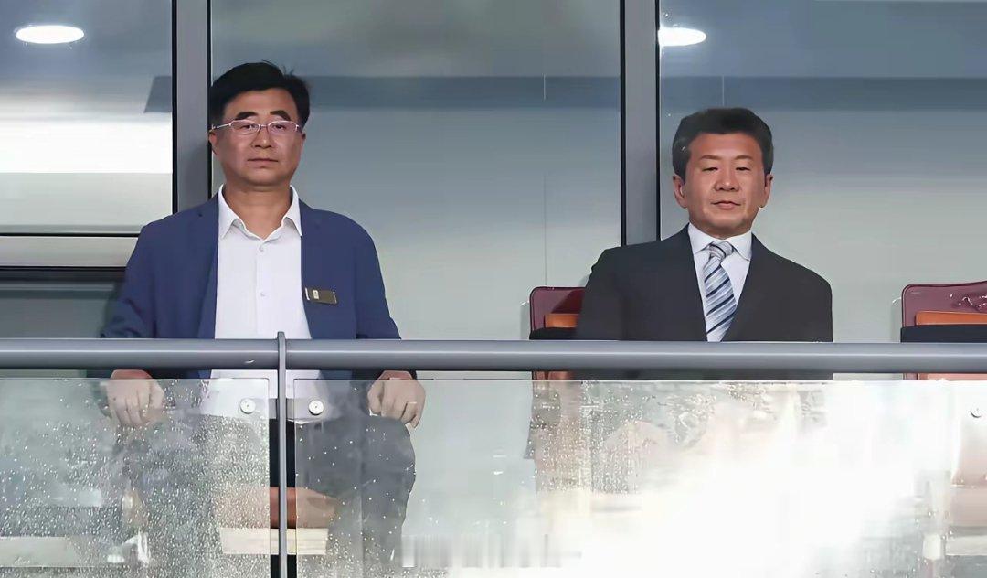 宋主席亲临韩国东亚杯赛场，想不到国足首战颜面尽失，赛后还被韩国媒体嘲讽，韩媒表示