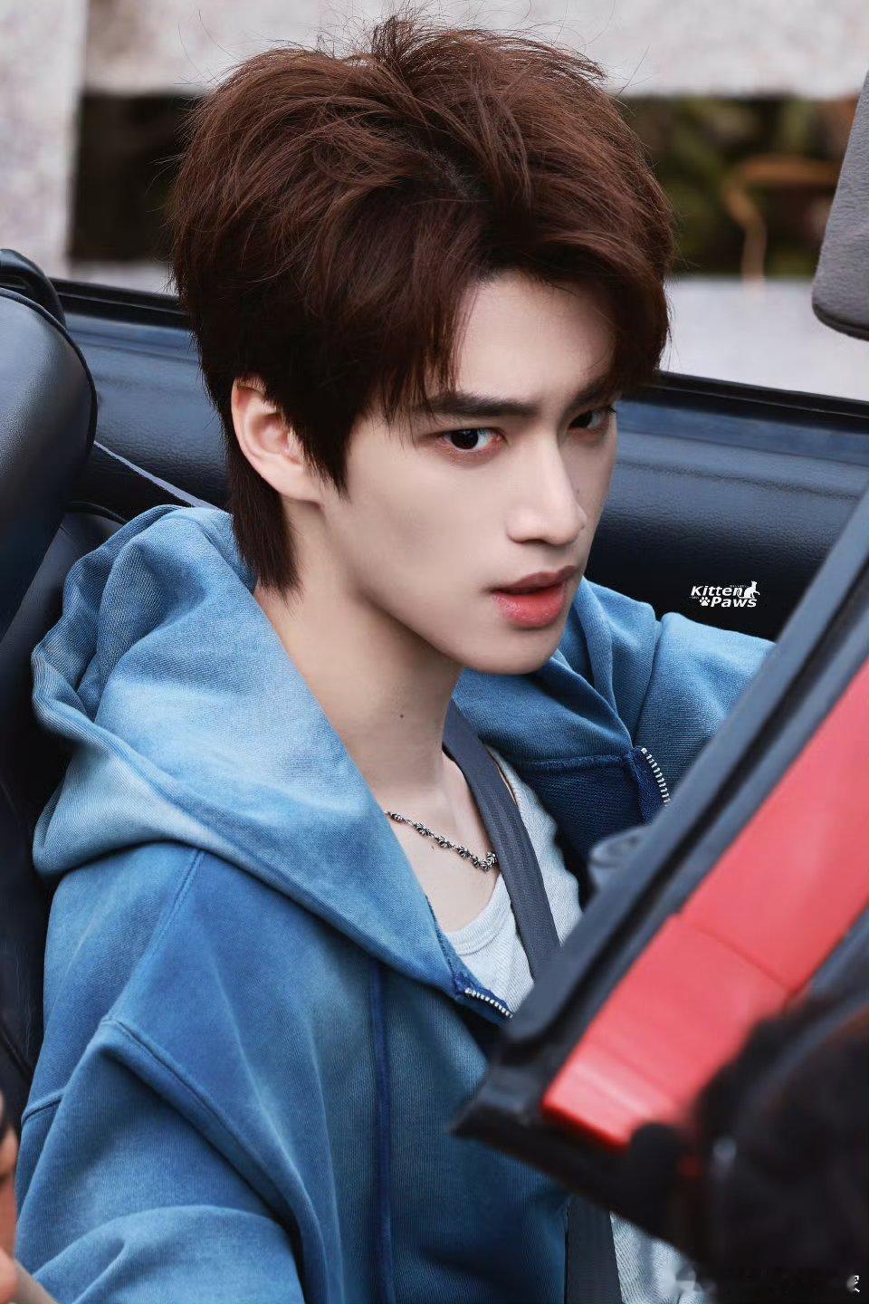 交换人生张康乐开跑车路透，已经帅到不知道天地为何物了谁懂冷脸开跑车的含金量啊 