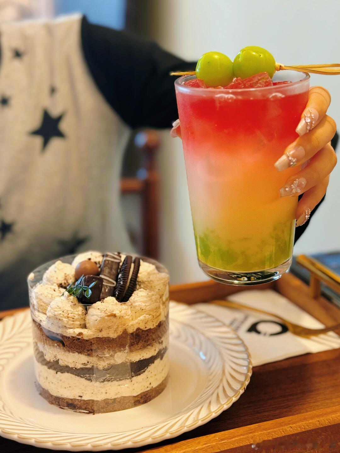 日常[超话]发现宝藏下午茶🍰暖黄空间里，原木桌椅、艺术小景，氛围松弛又治愈~ 