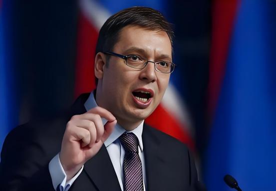 塞尔维亚这个局势确实很不好搞，武契奇已经看明白了，北约很有可能趁全球两大火药桶都