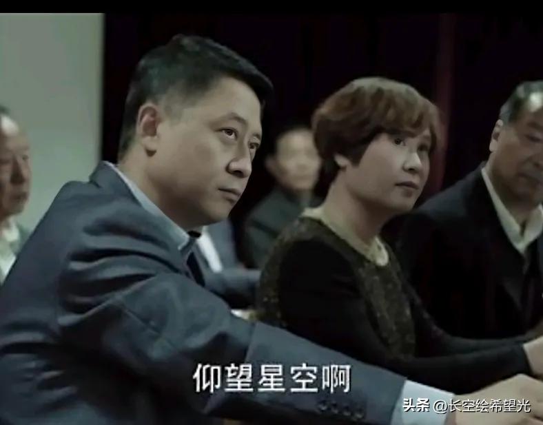 孙连城，拍桌子，最后却看星星？人生的无奈藏在沉默里
昨晚刷到一个帖子，说孙连城拍