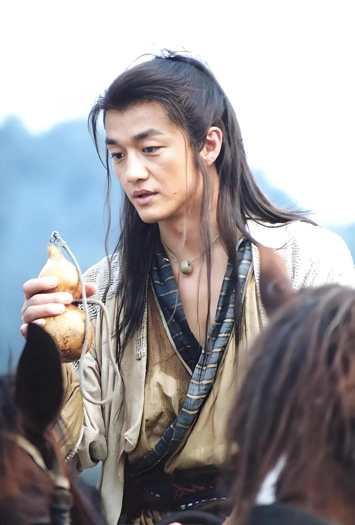 李亚鹏为何告别荧幕？《笑傲江湖》的辉煌瞬间未能带来内心的满足，他开始重新审视人生