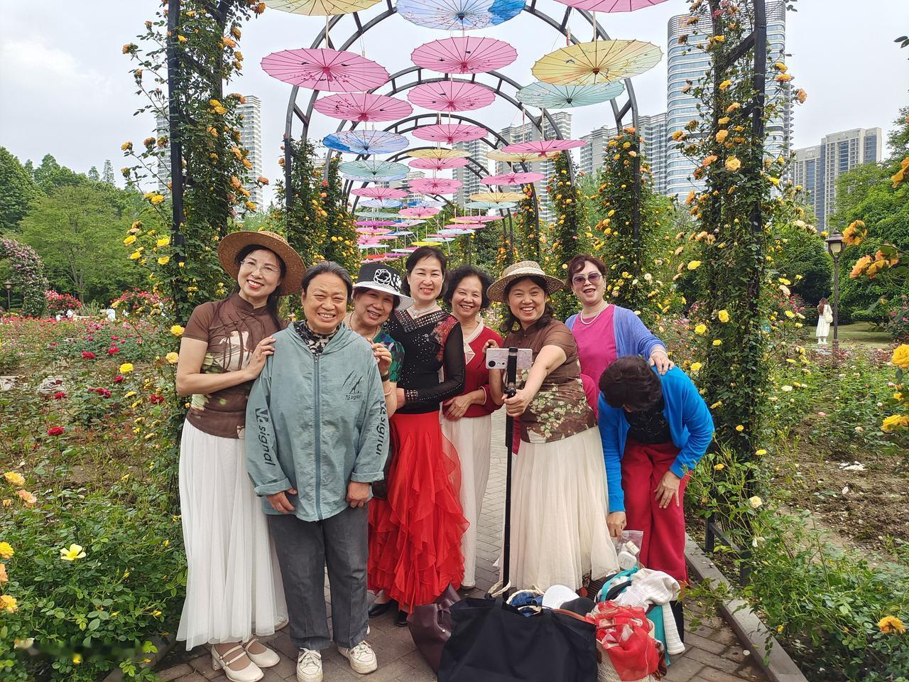 只要你愿意与他人互动，快乐多多，他人会邀请你分享美食😄
