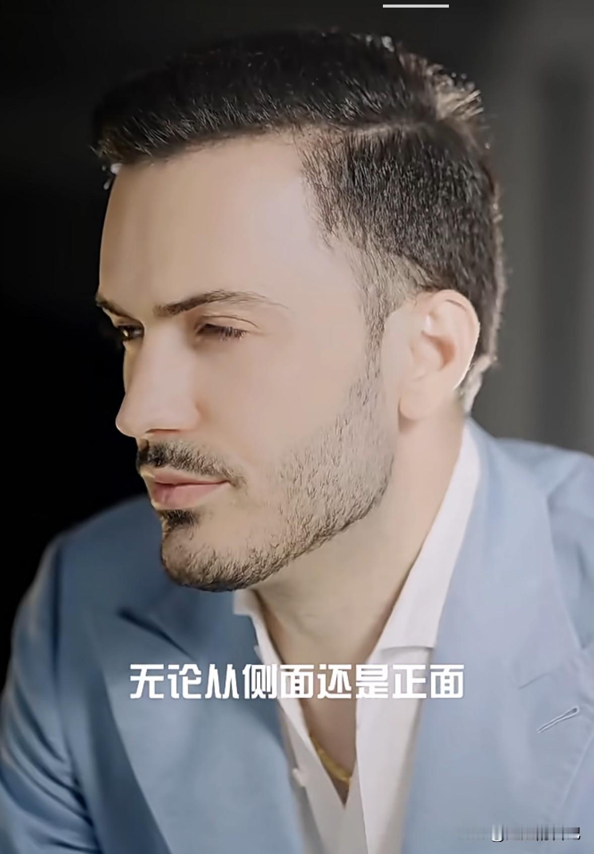 无论从侧面还是正面，
迷人的大眼
性感的嘴唇
无不彰显自信的气质
小伙的颜值自然