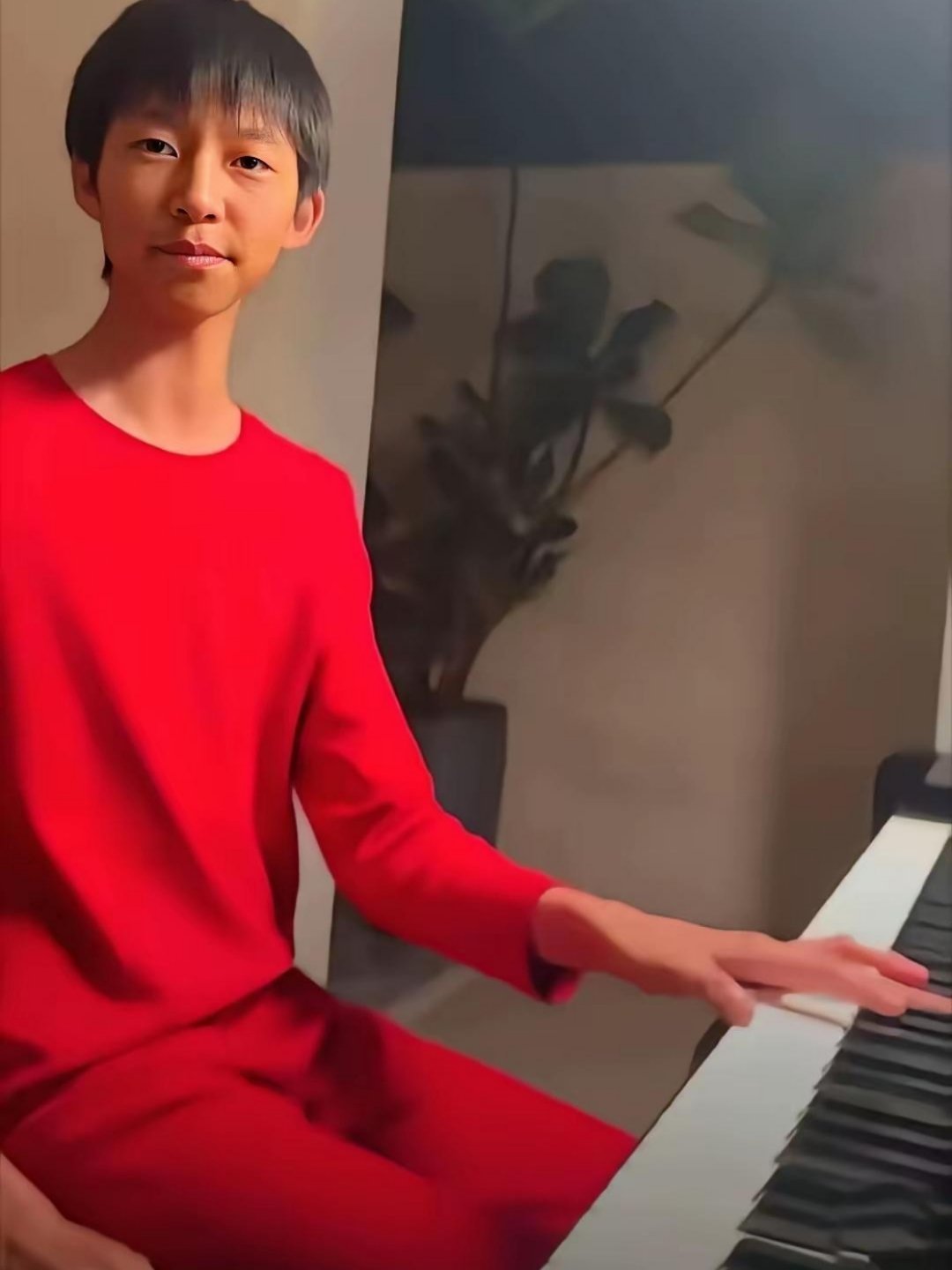 基因真神奇，姚晨的儿子，居然没有遗传她的大嘴巴，不过这手还挺漂亮的！