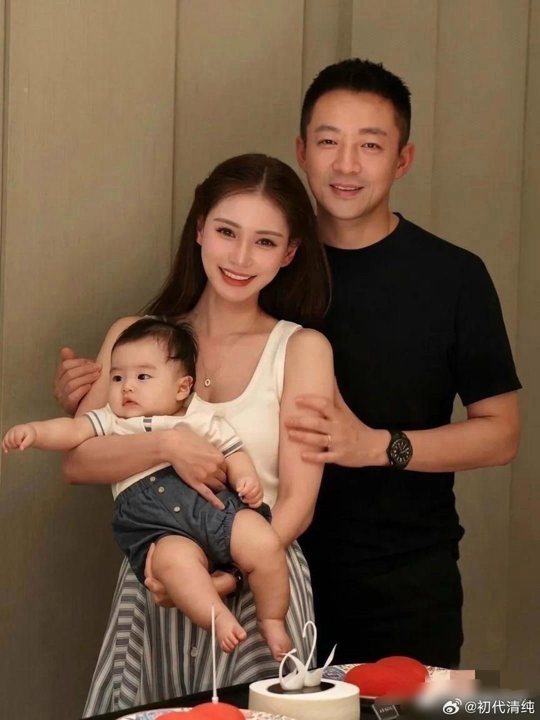 同样是汪小菲，两张全家福照片，愣是拍出了两种人生。 ​​​