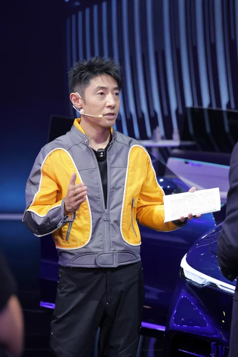 当撒贝宁在展台说出“你好，吉利”的时候，这句话听着是一句简单问候，但背后是在回答