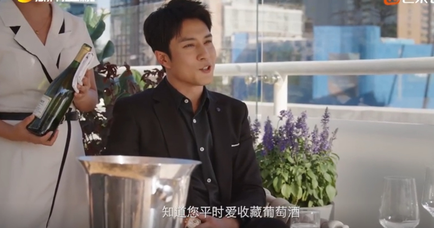 8月18日，《装腔启示录》开播，韩东君饰演许子诠剧照。对许子诠越看越眼熟，他不是