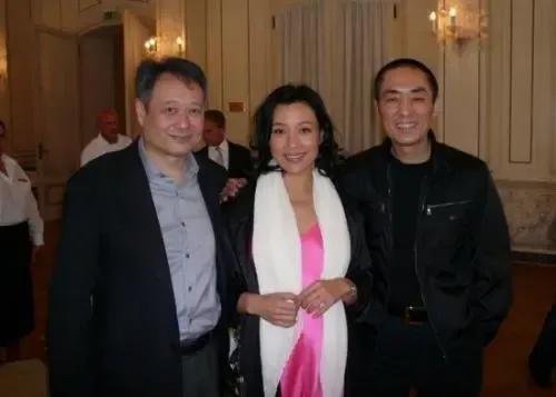 陈冲真有面，始终认为中国最厉害的两位导演，一左一右陪衬她。左面的太厉害，获得过两