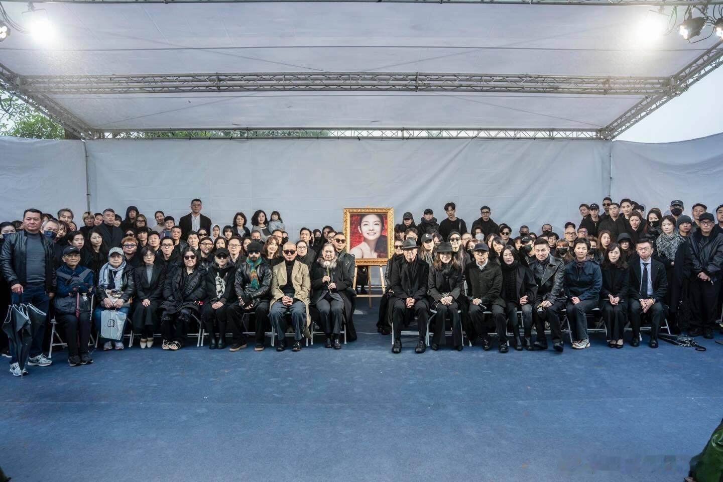 大S雕像大S雕像仪式后大合照 