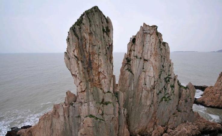 #秋日生活打卡#【小洋山岛-3】小洋山岛姐妹石：小洋山踏浪海滩：海岸线波涛景观