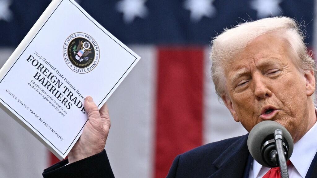 特朗普人还没到北京，美国法院先给他一记闷棍，10%全球关税又违法了？

当地时间