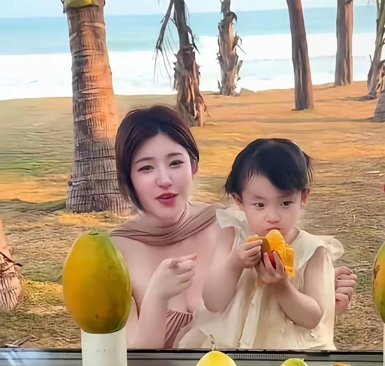 黄一鸣前男友，
实名开麦爆料了，
称自己和黄一鸣认识16年了，更是曝光女方曾被6