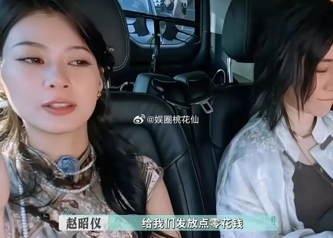 尚雯婕对赵昭仪的喜爱真是藏都藏不住，一句“像小手办一样可爱”满是宠溺。赵昭仪带着